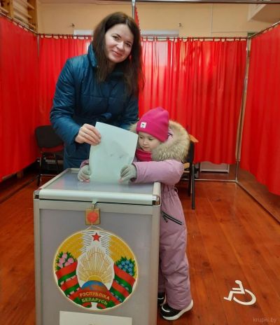 Заместитель председателя Крупского райисполкома Юлия Комарова проголосовала досрочно