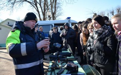 Юные крупчане на интер­активных площадках Крупского РОВД и отдела Департамента охраны узнали о специфике работы правоохранителей