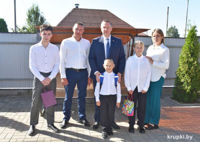 Накануне Дня знаний председатель Крупского райисполкома поздравил многодетную семью