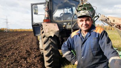 Крупские земледельцы поднимают зябь