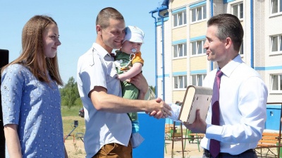Работники филиалов «Крупское УМГ» и «Инженерно-технический центр» получили ключи от новых квартир