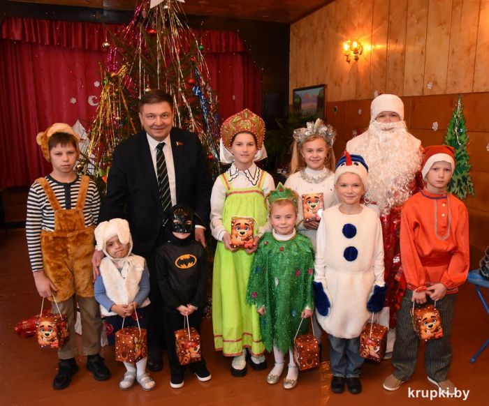 Юрий Корсик поздравил воспитанников Холопеничского социального приюта с новогодними праздниками