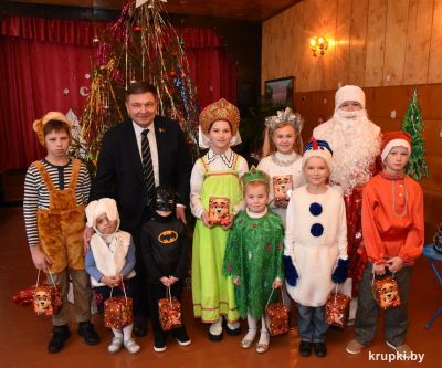Юрий Корсик поздравил воспитанников Холопеничского социального приюта с новогодними праздниками