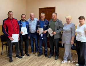 Районная профсоюзная организация работников АПК поздравила передовиков ОАО &laquo;Крупский льнозавод&raquo;