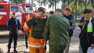Воспитанники клуба «Рубеж» и школьники побывали в воинской части в Бобре