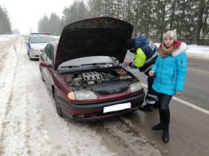 Сотрудники Крупского ОГАИ помогли автоледи из Жодино