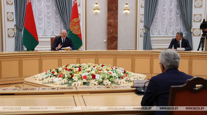 Лукашенко: военно-политическая обстановка накалена до предела, но это лишь вершина айсберга