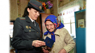 Анна Романовна Трус получила паспорт накануне своего 100-летнего юбилея