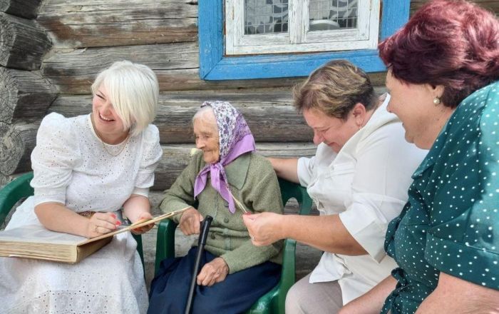 ФОТОФАКТ: председатель Минского обкома профсоюза работников образования и науки в гостях у Мальвины Гармазинской