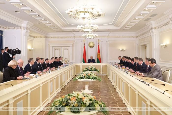 Лукашенко о развитии искусственного интеллекта: надо осторожнее бросаться на какие-то новинки