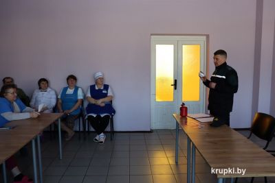 Начальник Крупского РОЧС поговорил о безопасности с работниками Холопеничской горпоселковой больницы