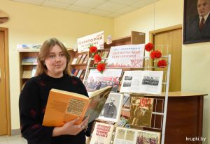 В Крупской районной библиотеке открыта выставка, посвященная Дню Октябрьской революции