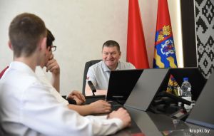Учащиеся СШ №3 г. Крупки пообщались с председателем Крупского райисполкома в его кабинете