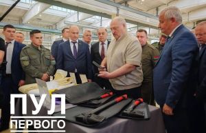 Лукашенко показали новые отечественные топоры, а он поставил перед промышленниками жесткую задачу