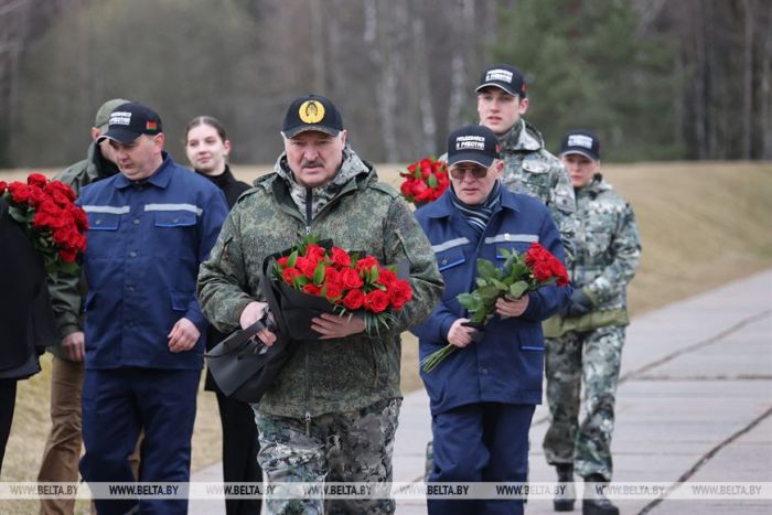 Лукашенко поручил построить новый музей в &quot;Хатыни&quot; к 80-летию трагедии: &quot;Все вылизать от Минска до &quot;Хатыни&quot;, начиная от дорог&quot;