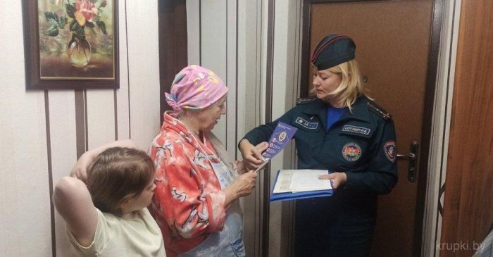 Рейдовая группа Крупского РОЧС проверила домовладения в Холопеничах