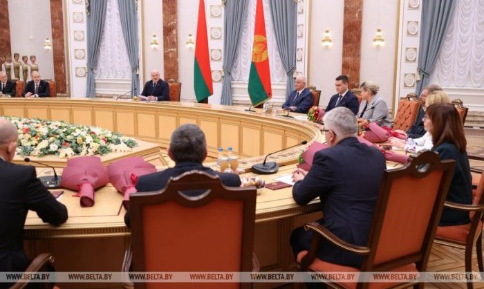 Лукашенко: идет смена поколений, и этот опасный период нам надо пройти очень аккуратно