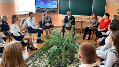 На базе городской СШ № 1 прошла диалоговая площадка с участием парламентария
