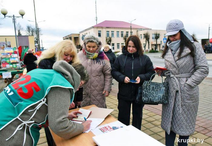 В Крупках прошли пикеты по сбору подписей за кандидатов в Президенты