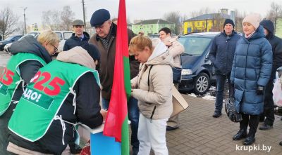 В Крупках продолжается сбор подписей в поддержку выдвижения кандидатов в Президенты