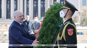 Александр Лукашенко в Пекине возложил венок к Памятнику народным героям
