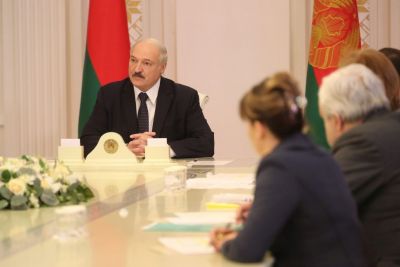 &quot;Самая страшная эпидемия - это паника&quot;. Президент обсудил с эпидемиологами ситуацию в стране