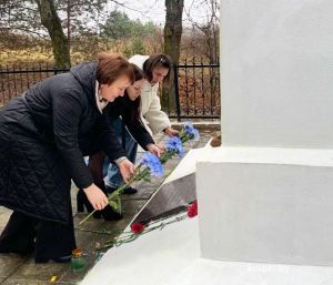 Работники КУП &laquo;Жилтеплострой&raquo; возложили цветы к памятнику жертвам фашизма