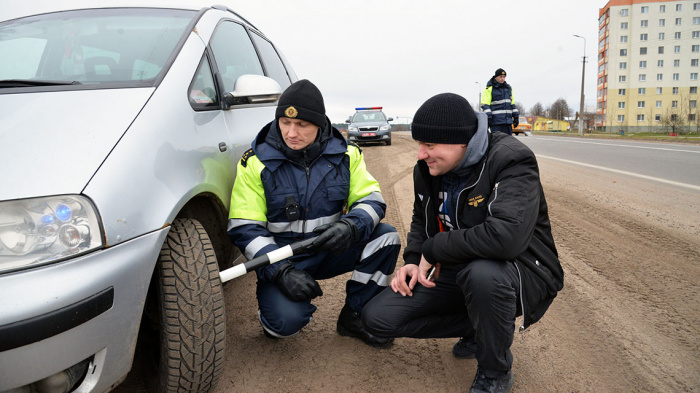 Сотрудники ГАИ настоятельно напоминают автолюбителям о необходимости смены шин