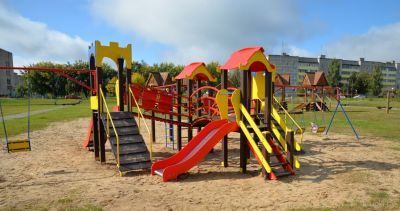 Новый игровой комплекс, приобретенный на деньги от субботника, появился в микрорайоне Черняховского