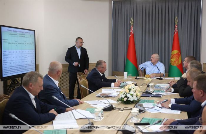 Александр Лукашенко про агрокомбинат &quot;Дзержинский&quot;: &quot;60% Крупского района забрал. У него не хватает зерна. Сам пришел, говорит: дайте землю&quot;
