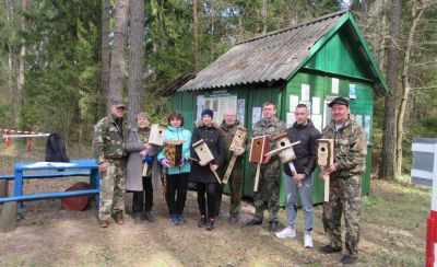 Домікі для птушак развешаны ў зоне адпачынку «Панская купальня» на Сяляве