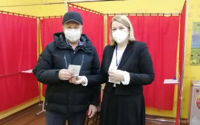 Первым голосующим на участке № 20 стал Сергей Слиборский