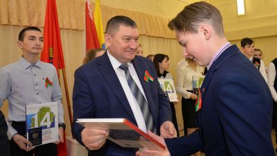 Школьникам Крупского района торжественно вручили паспорта (фото)