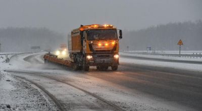 ДЭУ № 69 чистит снег на дорогах М1 и Р19