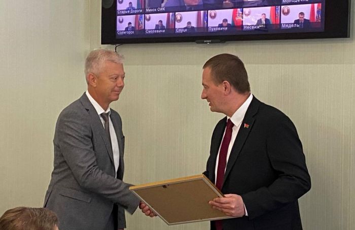 Александр Турчин вручил Почетную грамоту за высокий профессионализм и личный вклад в развитие дорожной отрасли