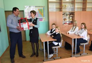 Ко Дню учителя бывший ученик сделал подарок школе поселка Крупского