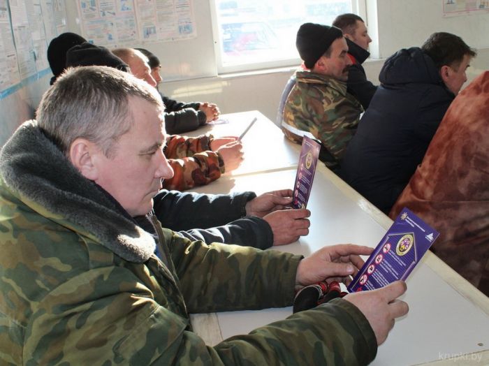 Начальник Крупского РОЧС встретился с жителями в аг. Замки