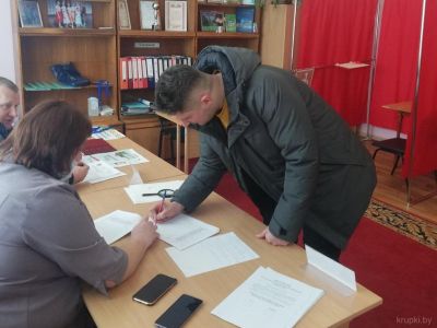 Фотофакт: второй день досрочного голосования на Крупщине