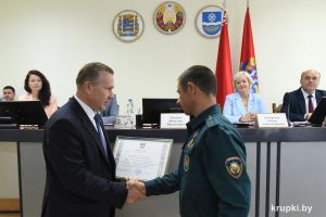 Председатель Крупского райисполкома наградил представителей пожарной службы и торговли