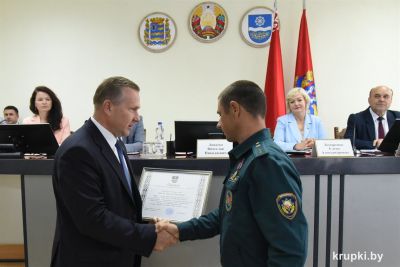 Председатель Крупского райисполкома наградил представителей пожарной службы и торговли