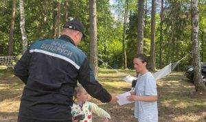 Спасатели Крупского РОЧС совместно с ОСВОД в выходные дни патрулировали пляжи озера Селява
