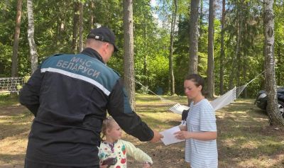 Спасатели Крупского РОЧС совместно с ОСВОД в выходные дни патрулировали пляжи озера Селява