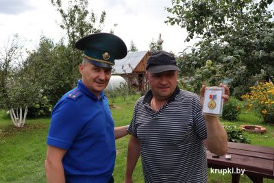 Начальник Крупского РОЧС вручил нагрудный знак «20 лет БОО «Спасатель» Василию Белому