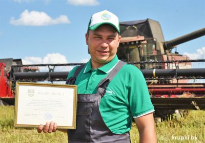 Тысячу тонн урожая-2025 намолотил комбайнер Виктор Казаченок