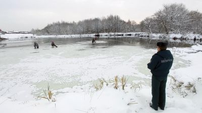 Как в Крупках рыбаки жизнью рискуют. Спасатели провели рейд на реке Бобр