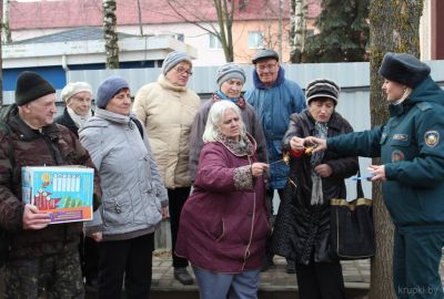 Мастер-класс по безопасности провели работники РОЧС для пожилых граждан