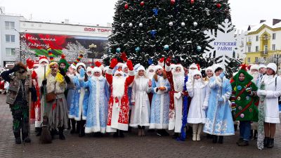 Крупчане приняли участие в областном параде Дедов Морозов и Снегурочек (фото, видео)