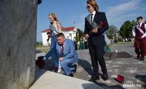 Выпускники вместе с руководством района возложили цветы к памятнику землякам, павшим в годы Великой Отечественной войны