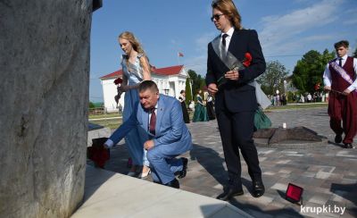 Выпускники вместе с руководством района возложили цветы к памятнику землякам, павшим в годы Великой Отечественной войны