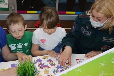 Крупские спасатели продолжают рассказывать о безопасности многодетным семьям